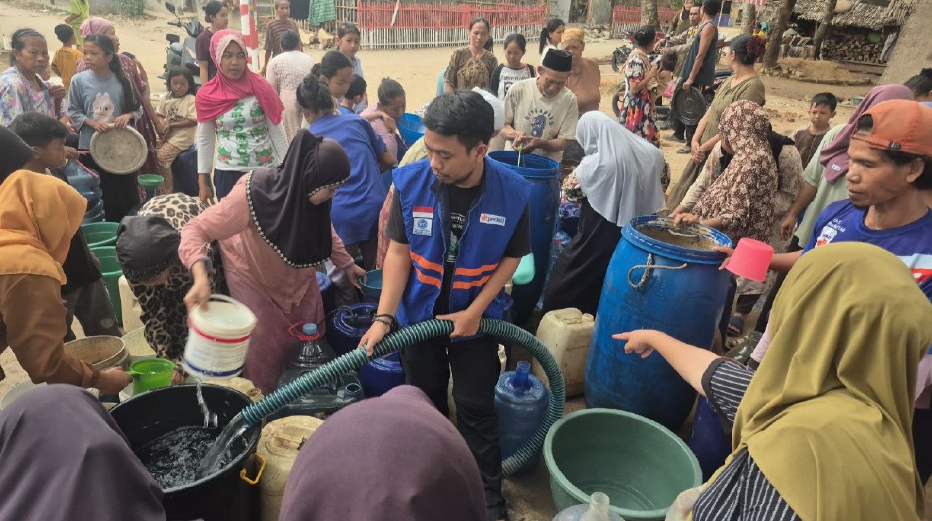 DT Peduli Serang Salurkan 8000 Liter Air Bersih untuk Warga Terdampak Kekeringan di Pandeglang