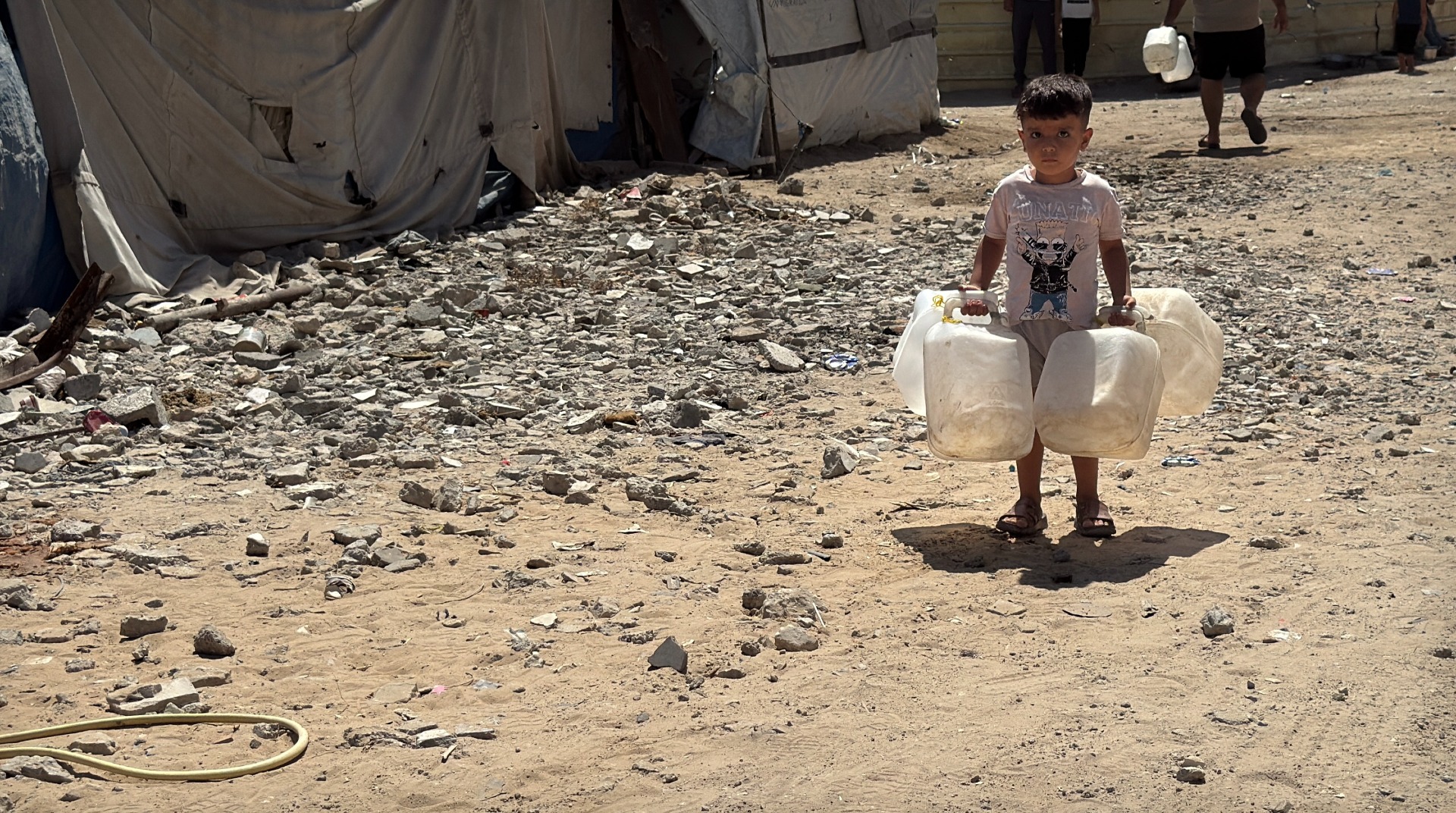 Prihatin! Anak-Anak Gaza Harus Berjalan Ratusan Meter untuk Mendapatkan Air