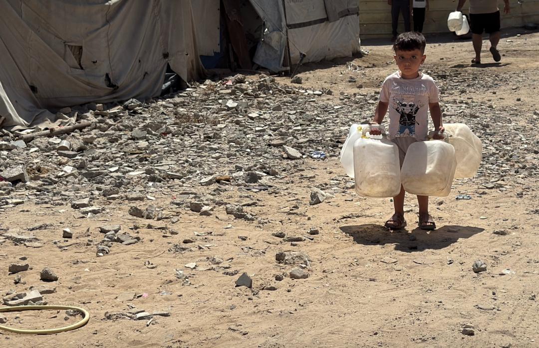 Prihatin! Anak-Anak Gaza Harus Berjalan Ratusan Meter untuk Mendapatkan Air