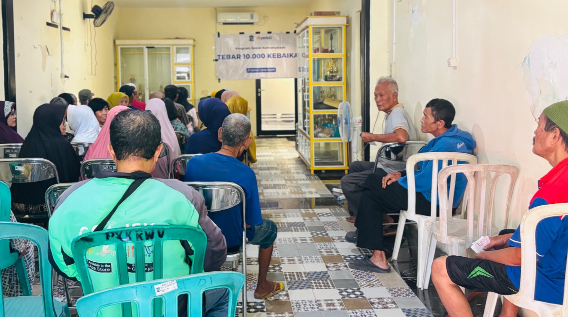 DT Peduli Jatim Salurkan Sembako untuk Lansia di kelurahan Wonokromo, Surabaya