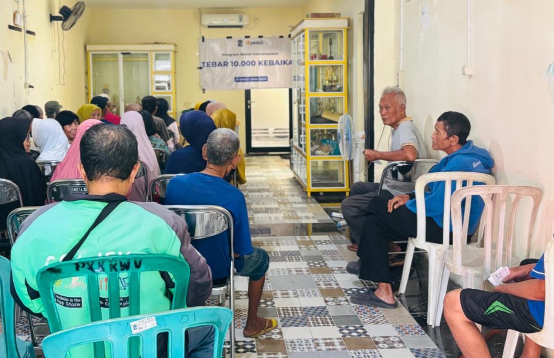 DT Peduli Jatim Salurkan Sembako untuk Lansia di kelurahan Wonokromo, Surabaya