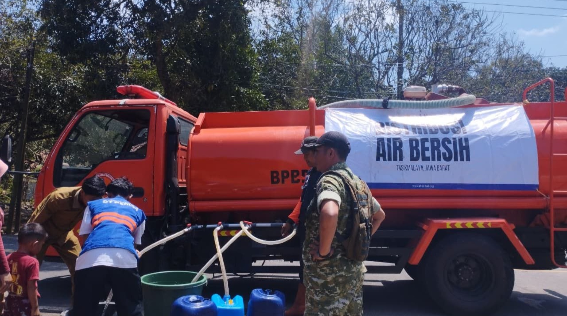 DT Peduli Tasikmalaya Bersama BPBD Tasikmalaya Salurkan Bantuan air Bersih untuk Masyarakat Terdampak Kekeringan di Desa Cidadap