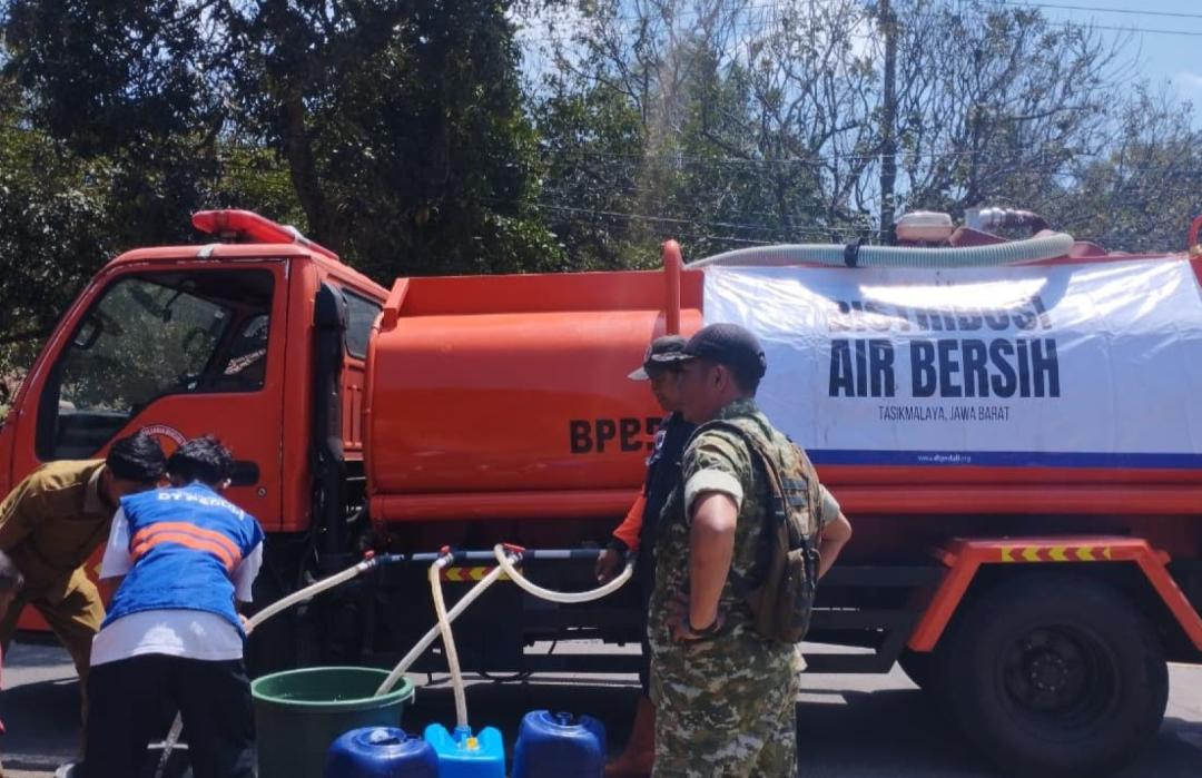 DT Peduli Tasikmalaya Bersama BPBD Tasikmalaya Salurkan Bantuan air Bersih untuk Masyarakat Terdampak Kekeringan di Desa Cidadap