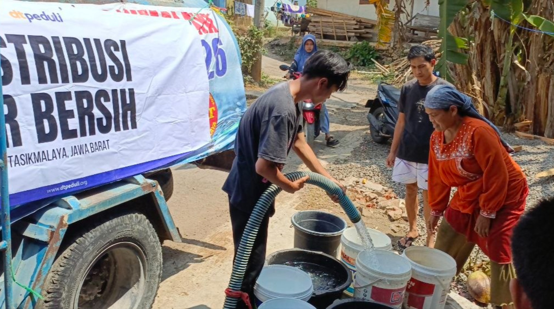 DT Peduli Tasikmalaya Salurkan Bantuan 15.000 Liter Air Bersih untuk Warga Kampung Ciatal yang Terdampak Kekeringan