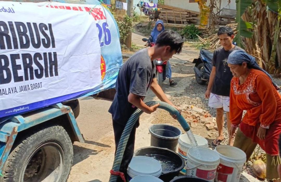 DT Peduli Tasikmalaya Salurkan Bantuan 15.000 Liter Air Bersih untuk Warga Kampung Ciatal yang Terdampak Kekeringan
