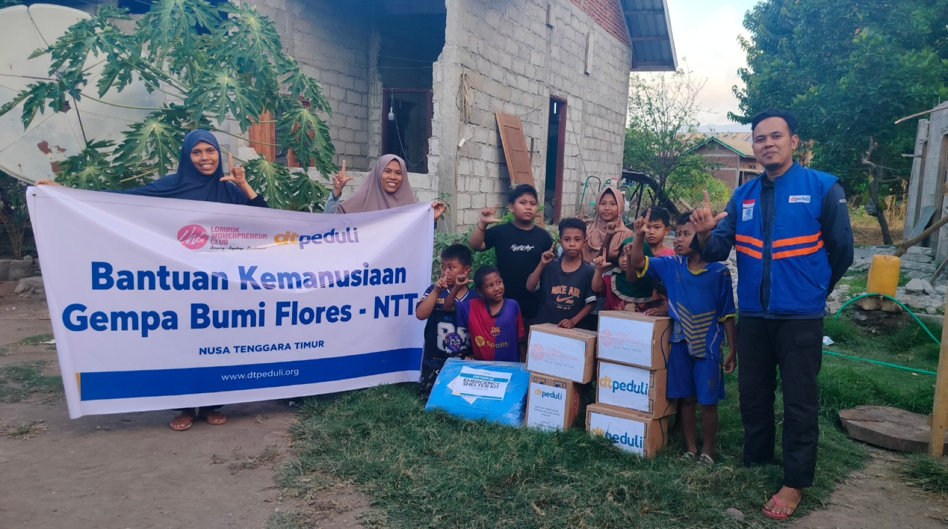 DT Peduli NTB Bersama Lombok Womanpreneur Club Salurkan Emergency Shelter Kit bagi Penyintas Gempa di Nagekeo NTT 