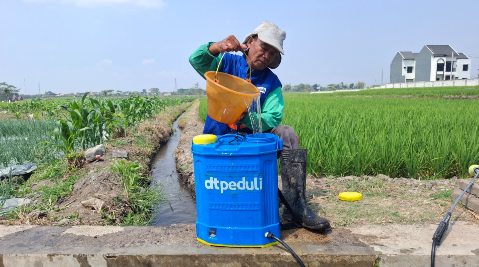 DT Peduli Malang Tinjau Enam Bulan Hasil Pemakaian Alat Semprot Elektrik bagi Petani Binaan di Karangploso 