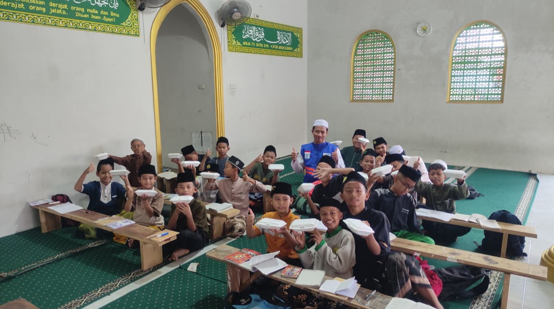 DT Peduli Lampung Salurkan Ratusan Paket Makanan Siap Santap ke Berbagai TPA, Para Santri Menerima dengan Gembira