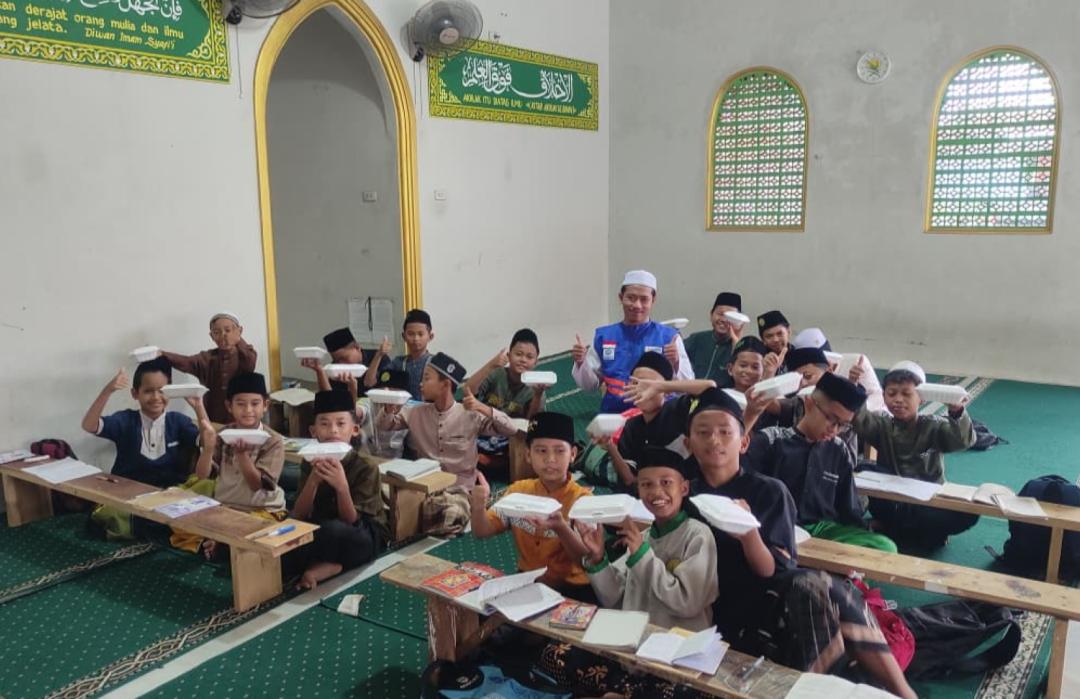DT Peduli Lampung Salurkan Ratusan Paket Makanan Siap Santap ke Berbagai TPA, Para Santri Menerima dengan Gembira