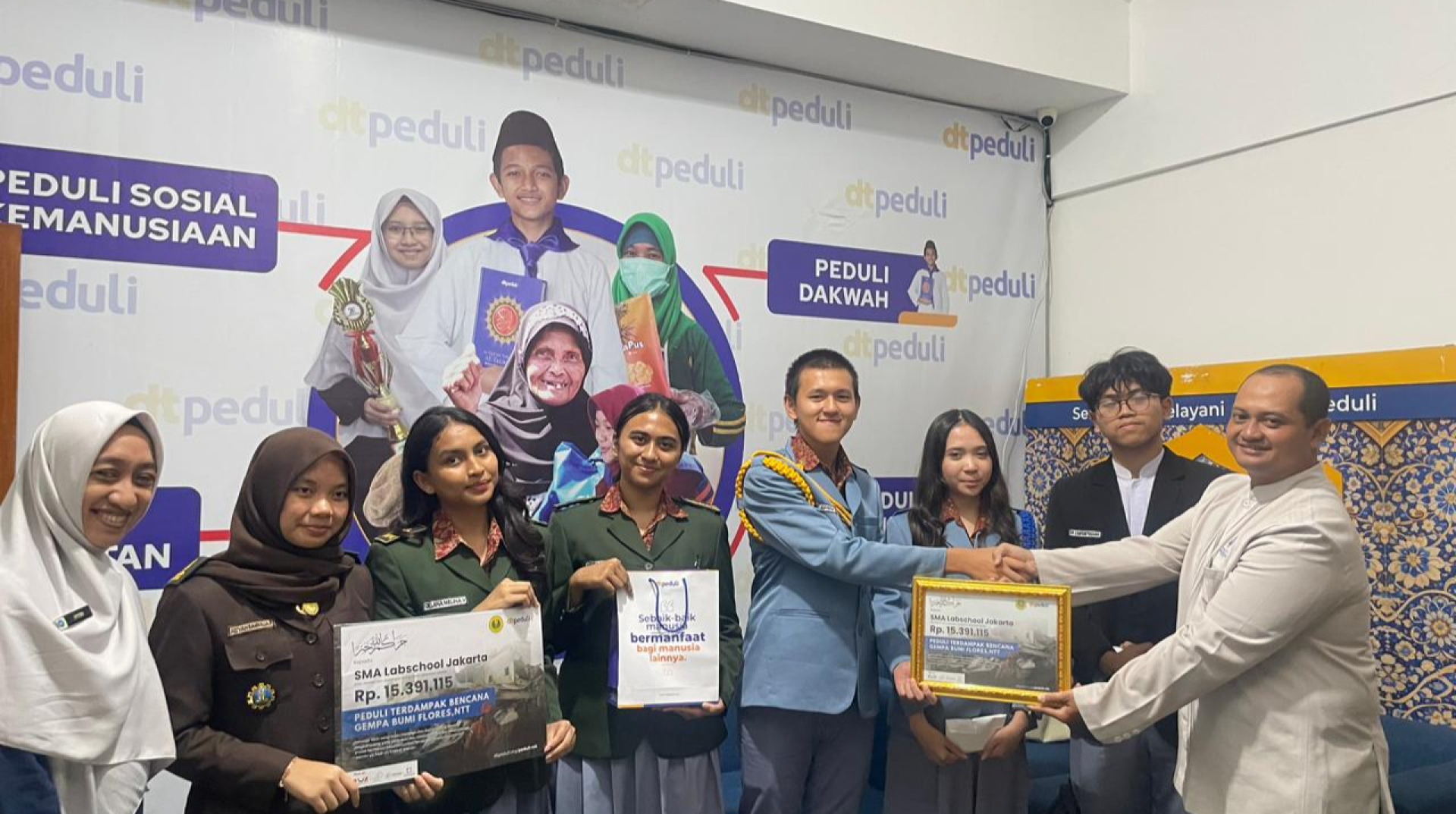 Siswa-Siswi SMA Labschool Jakarta Salurkan Donasi untuk Penyintas Gempa NTT Melalui DT Peduli Jakarta 