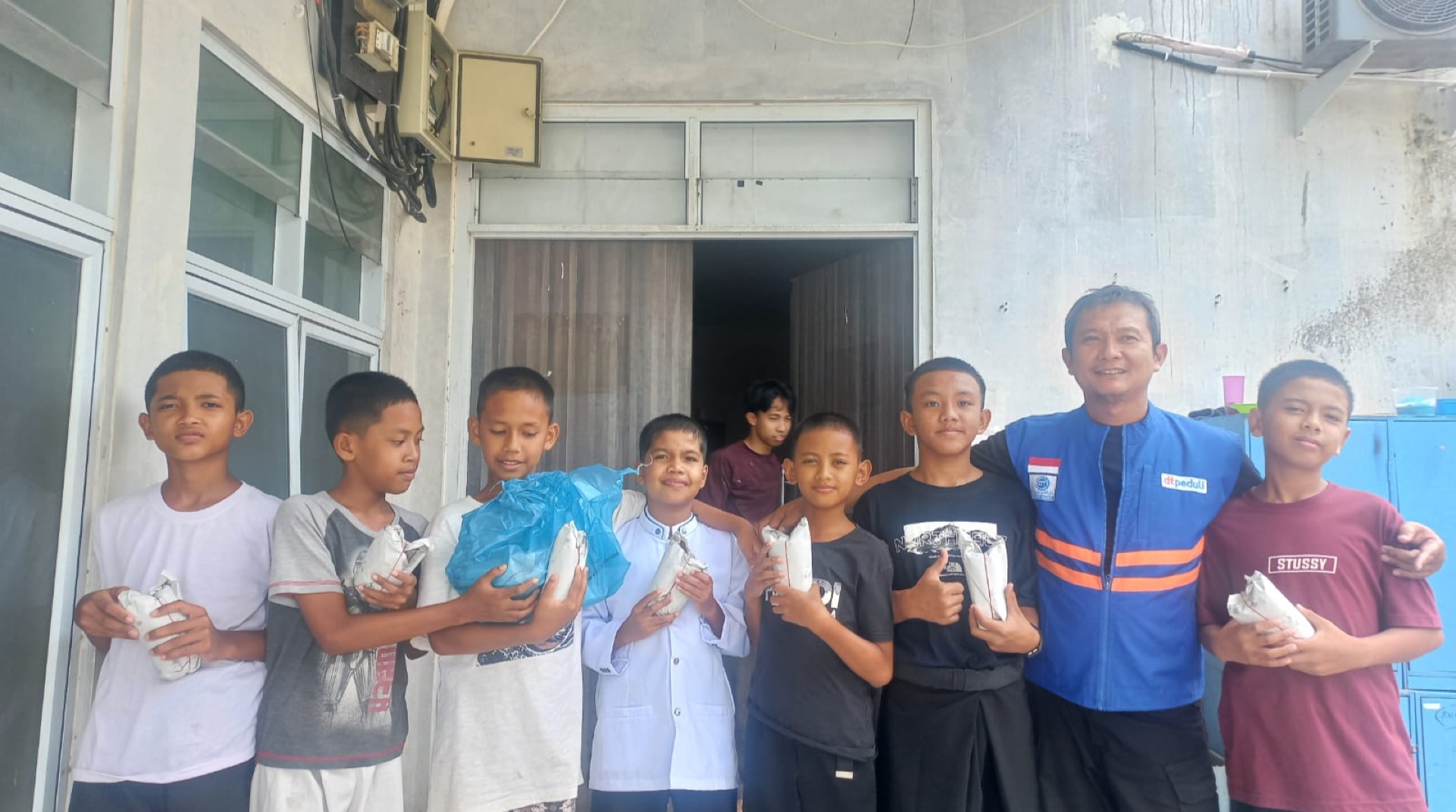 Rumah Makan Nasi Padang Embun Pagi Sinergi dengan DT Peduli Kepri Salurkan Paket Nasi Program Jum'at Berkah 