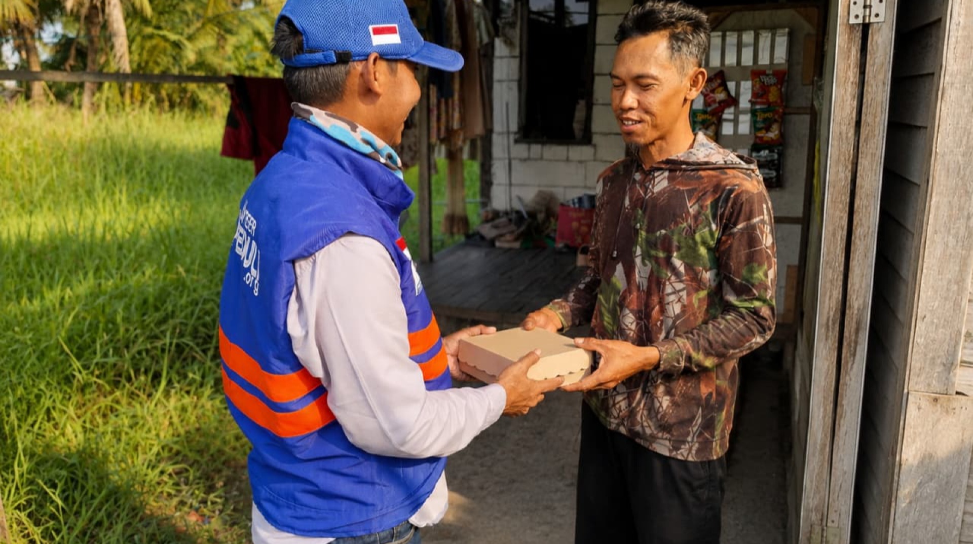 DT Peduli Kalsel Hadirkan Bahagia hingga ke Desa Sungai Lumbah dengan Salurkan Paket Fidyah 