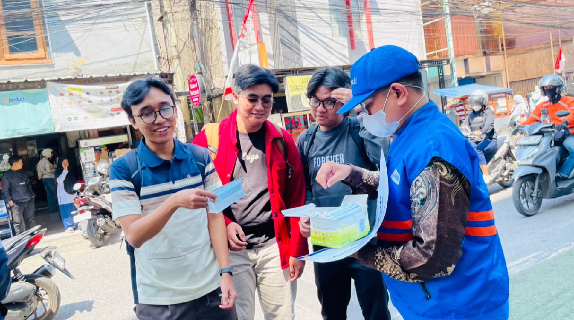 Ikhtiar Jaga Kesehatan Pernafasan Warga, DT Peduli Bandung Bagikan Masker Gratis