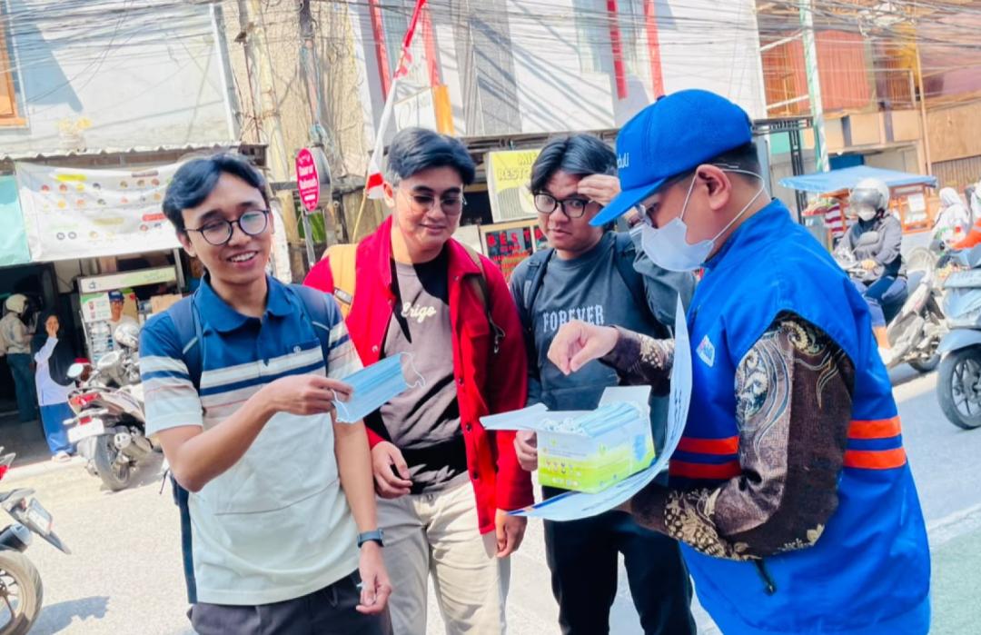Ikhtiar Jaga Kesehatan Pernafasan Warga, DT Peduli Bandung Bagikan Masker Gratis