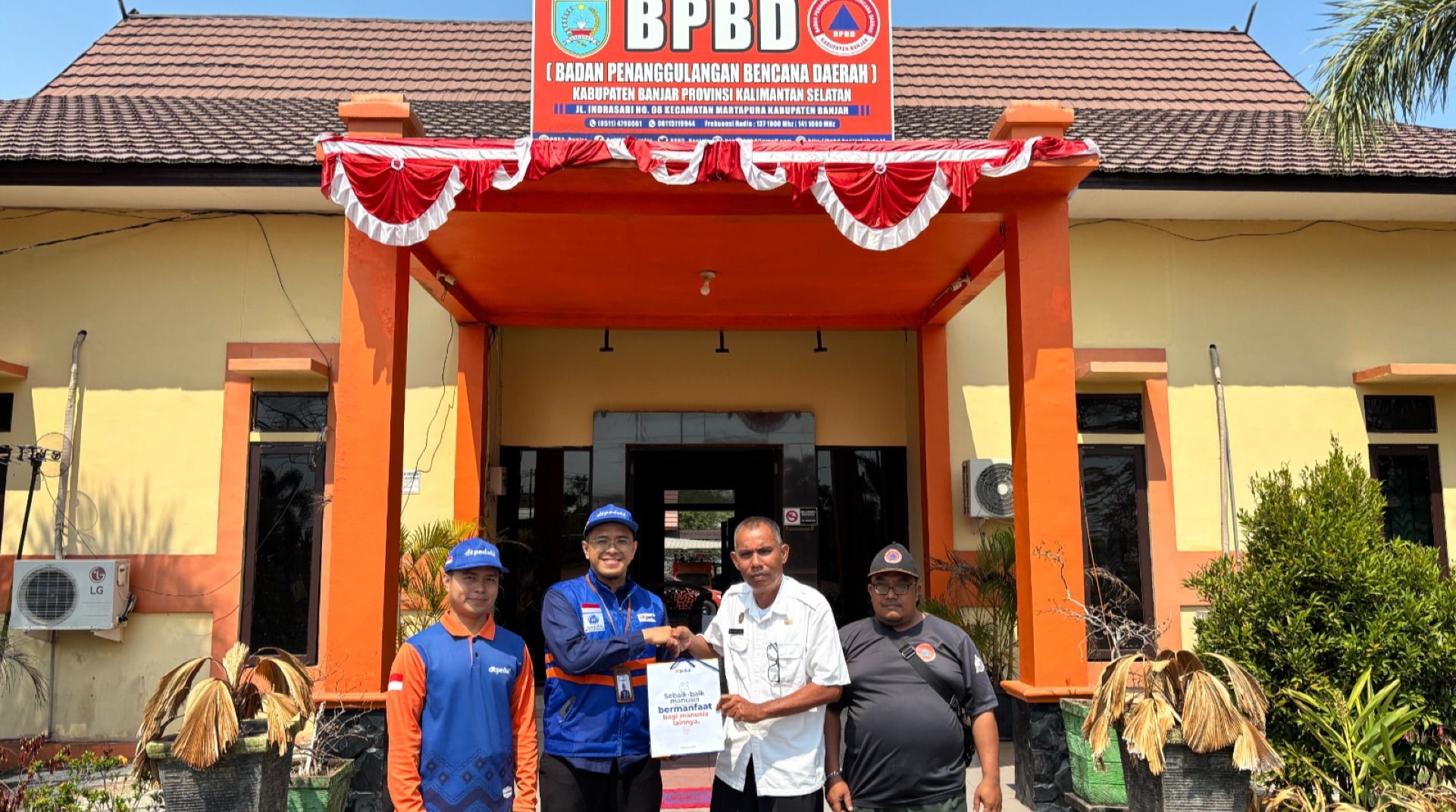 Sinergi Kemanusiaan, DT Peduli Kalsel Bergerak Bersama Bupati Kabupaten Banjar dan Tim Gabungan Bantu Tangani Karhutla