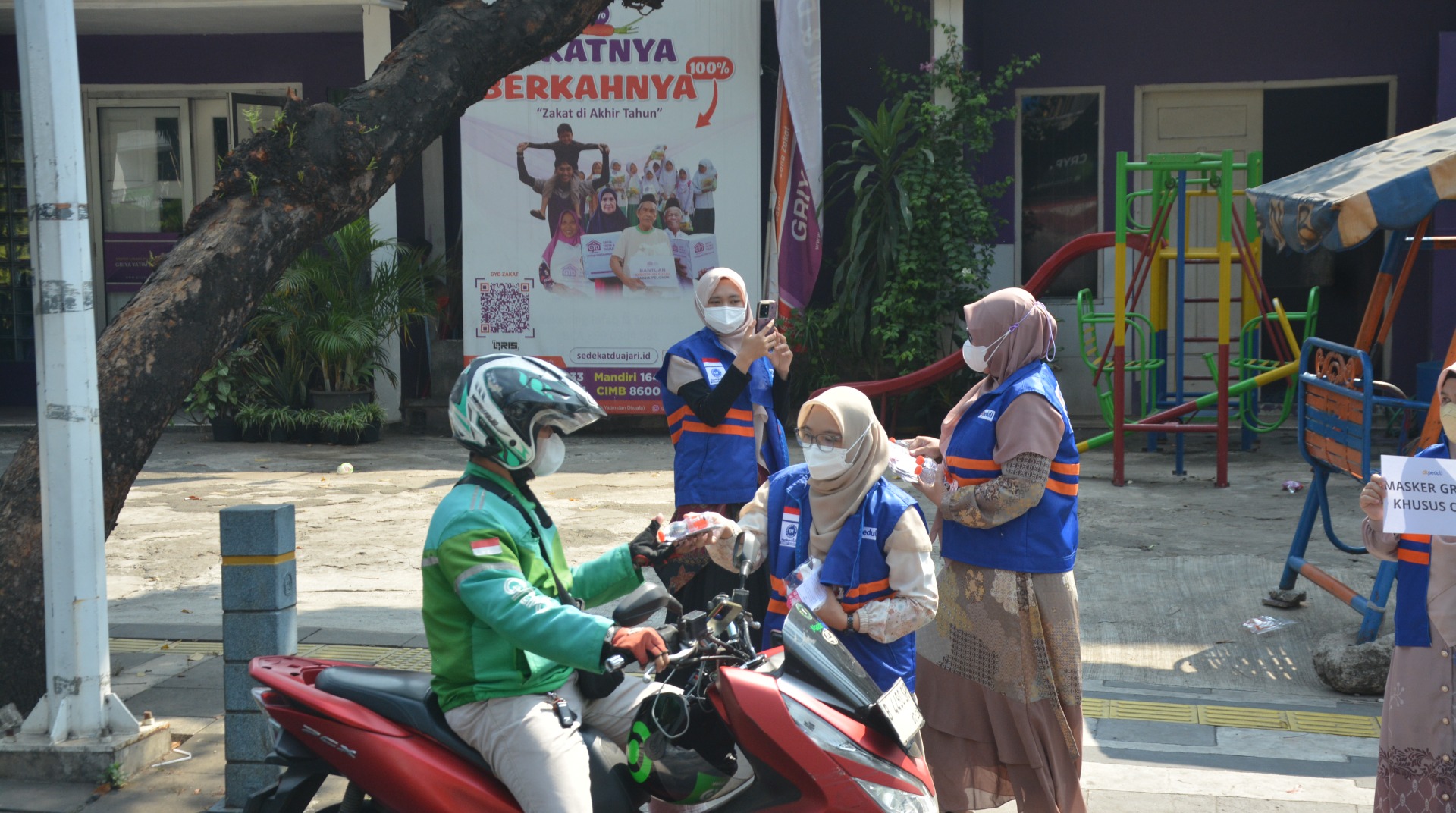 Udara Jakarta Terpapar Abu Krakatau, DT Peduli Jakarta Sigap Bagikan Masker untuk Pengemudi Ojek Online