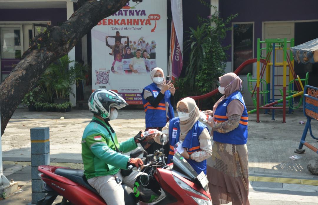 Udara Jakarta Terpapar Abu Krakatau, DT Peduli Jakarta Sigap Bagikan Masker untuk Pengemudi Ojek Online