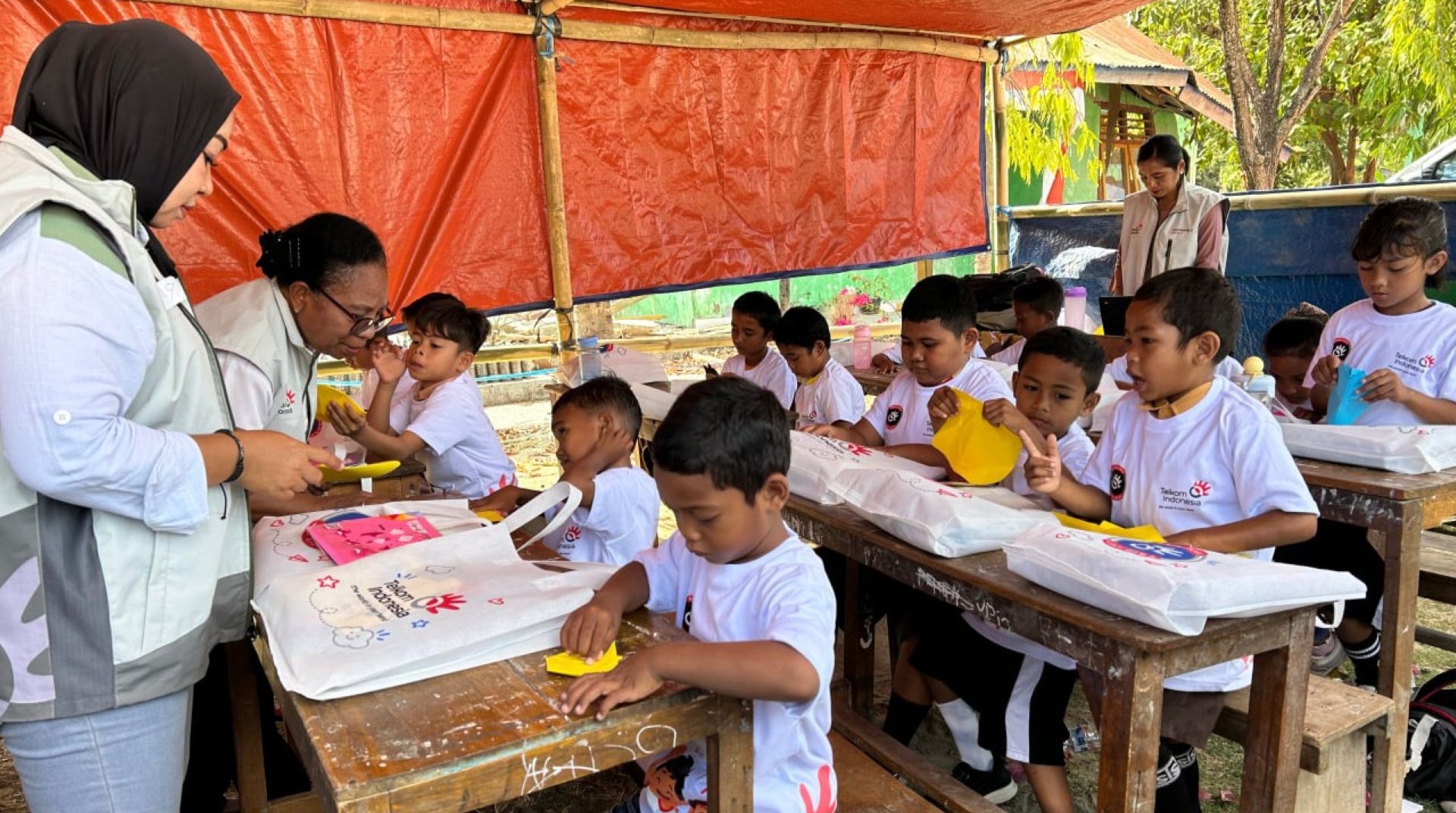 Dampingi Anak Pascagempa, TelkomGroup Peduli Perkuat Kapasitas Guru di NTT