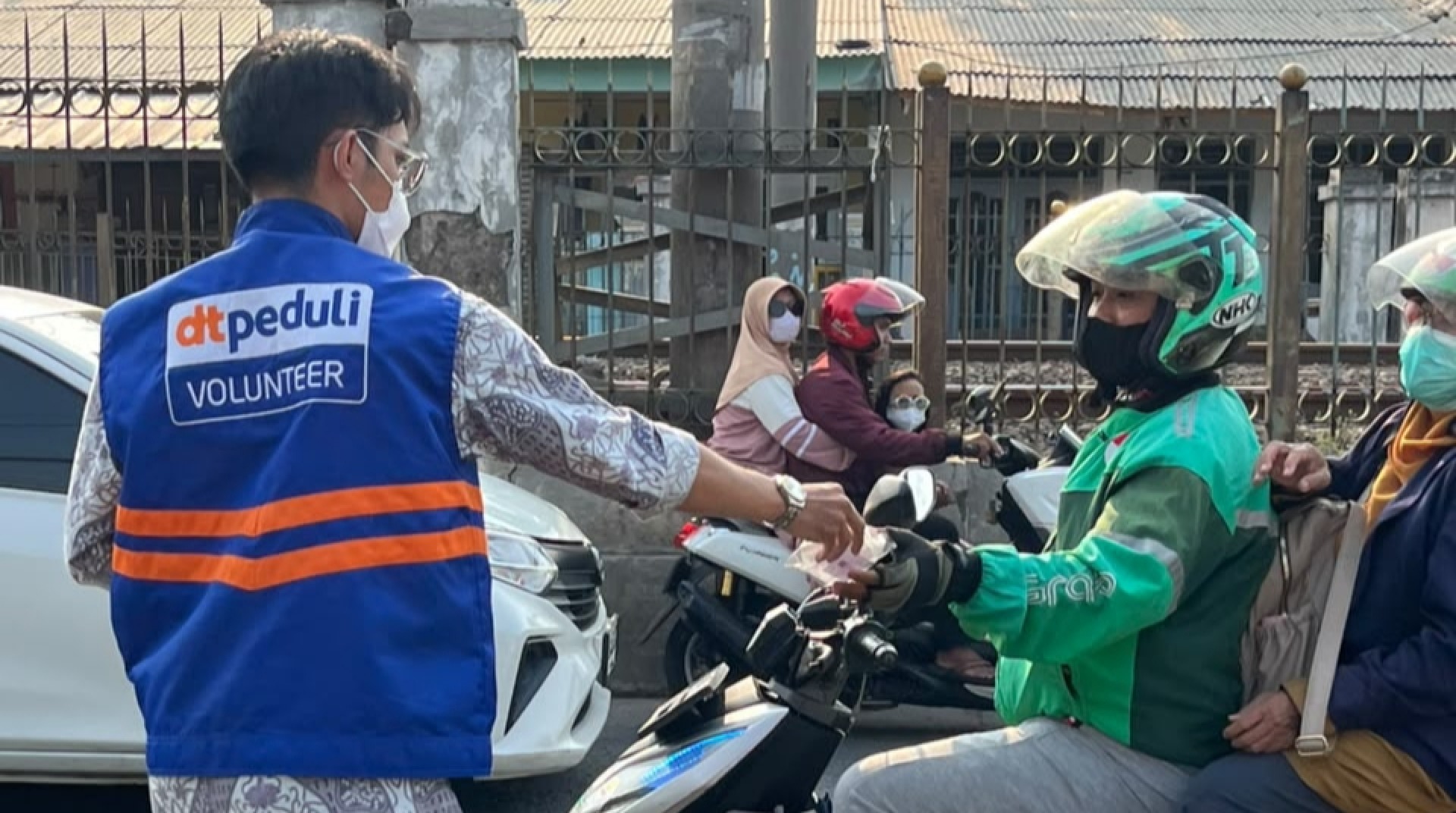 DT Peduli Depok Salurkan Bantuan Masker untuk Warga Terdampak Abu Vulkanik 