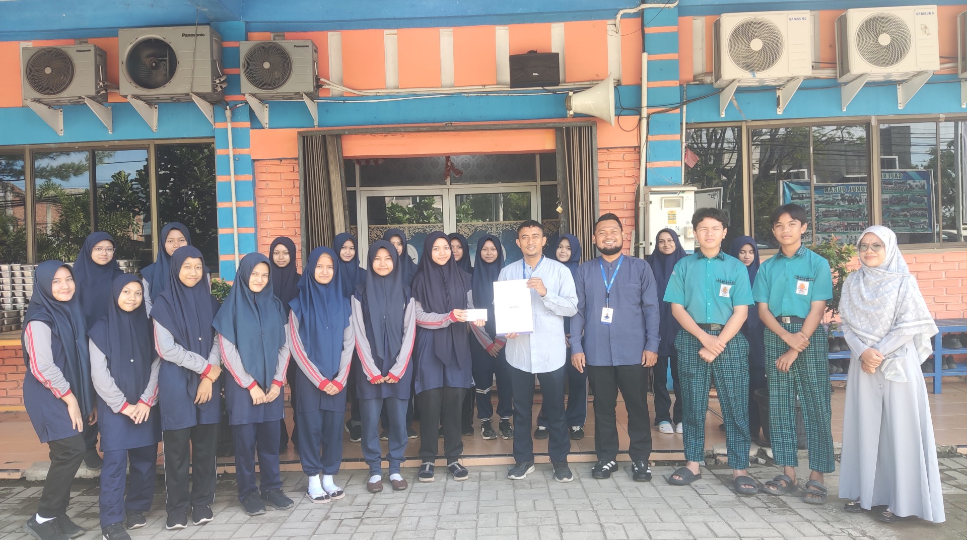 SMPIK Nurul Quran Salurkan Donasi untuk Masyarakat Terdampak Gempa di Flores Melalui DT Peduli Aceh 