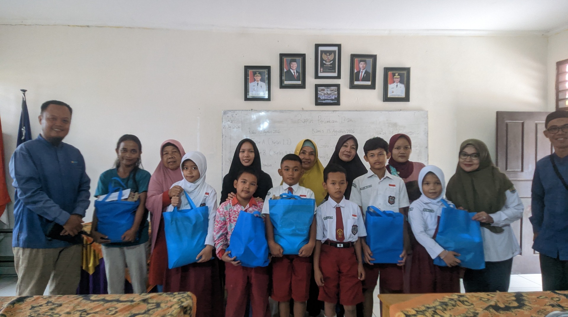DT Peduli Lubuklinggau Bersama SDN 08 Lubuklinggau Sinergi Salurkan Bantuan untuk Siswa Dhuafa   