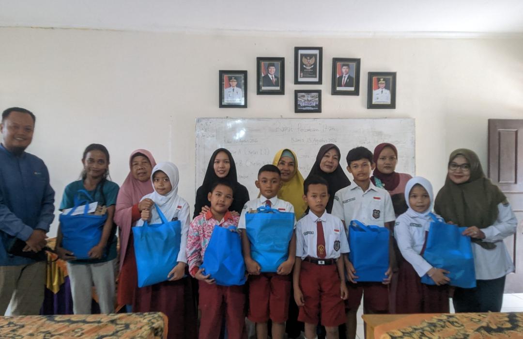 DT Peduli Lubuklinggau Bersama SDN 08 Lubuklinggau Sinergi Salurkan Bantuan untuk Siswa Dhuafa   