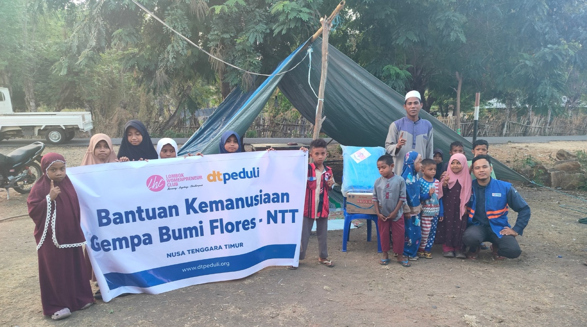 Ikhtiar Perkuat Tauhid Anak-Anak Terdampak Gempa NTT, DT Peduli NTB Salurkan Terpal untuk Tenda Belajar Mengaji