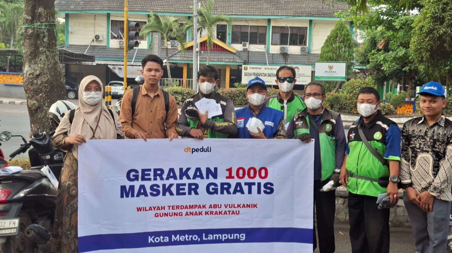DT Peduli Metro Bersama Komunitas Ojek Online Sped dan Relawan Sosial Bagikan 1000 Masker Gratis 