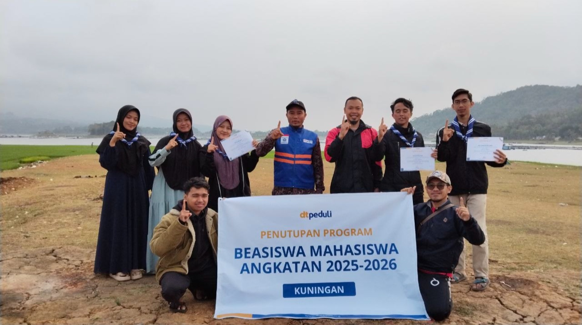 DT Peduli Kuningan Resmi Tutup Program Beasiswa Mahasiswa Angkatan Tahun 2025-2026 dengan Berkemah di Taman Bunut