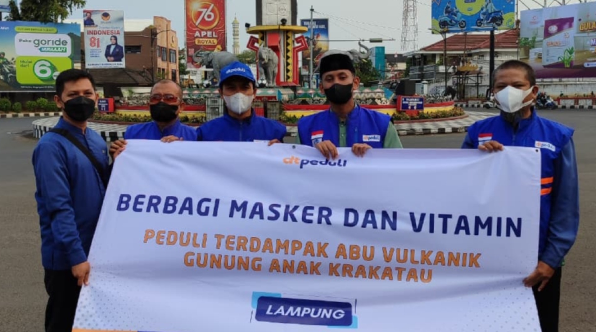 DT Peduli Lampung Bagikan Masker dan Vitamin C Gratis untuk Pejuang Nafkah yang Melintas di Bundaran Tugu Adipura Bandar Lampung
