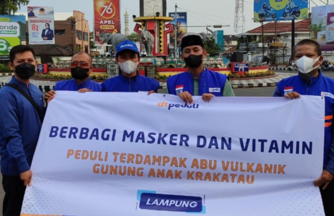 DT Peduli Lampung Bagikan Masker dan Vitamin C Gratis untuk Pejuang Nafkah yang Melintas di Bundaran Tugu Adipura Bandar Lampung