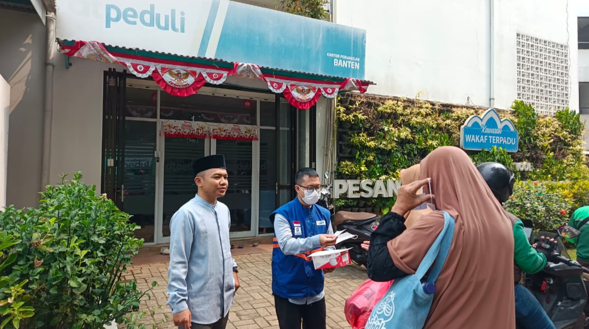 Peduli Warga Terdampak Abu Vulkanik, DT Peduli Banten Bagikan Masker Gratis