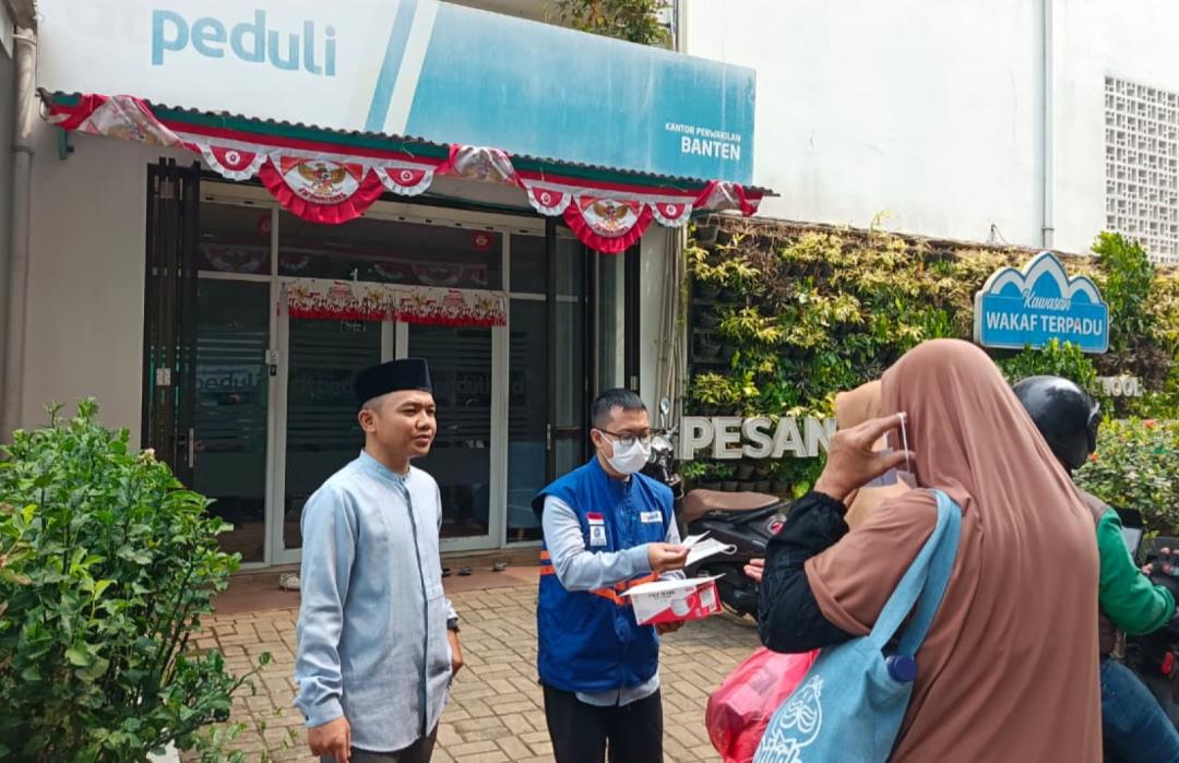 Peduli Warga Terdampak Abu Vulkanik, DT Peduli Banten Bagikan Masker Gratis
