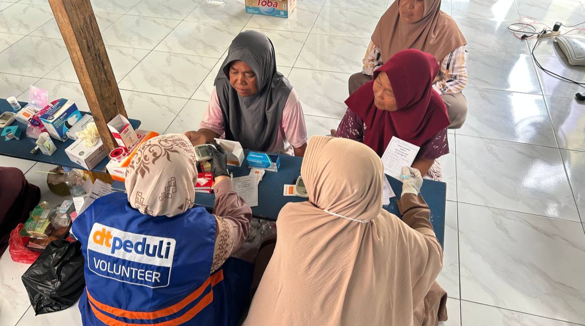Warga Desa Lenggahsari Gembira Usai Ikut Cek Kesehatan Gratis dan Pengobatan Thibbun Nabawi dari DT Peduli Bekasi