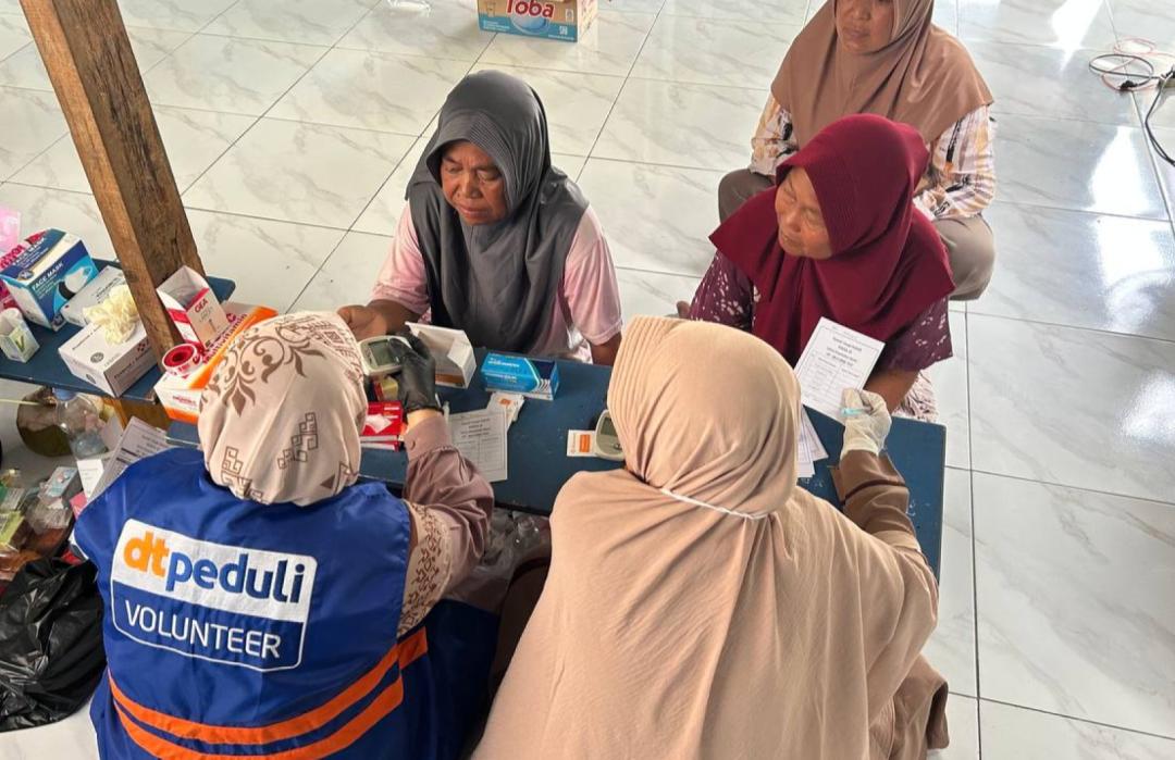 Warga Desa Lenggahsari Gembira Usai Ikut Cek Kesehatan Gratis dan Pengobatan Thibbun Nabawi dari DT Peduli Bekasi