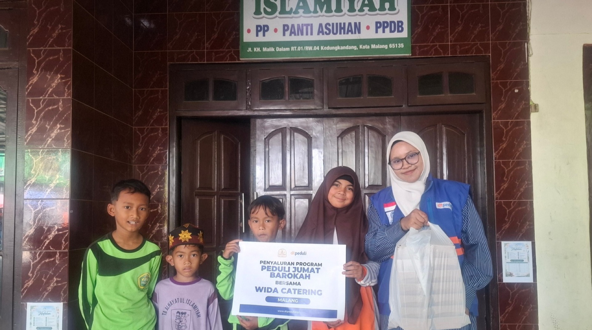 Wida Catering Bersama DT Peduli Malang Bahagiakan Anak Panti Asuhan Al-Hayatul Islamiyah dengan Salurkan Paket Jumat Berkah