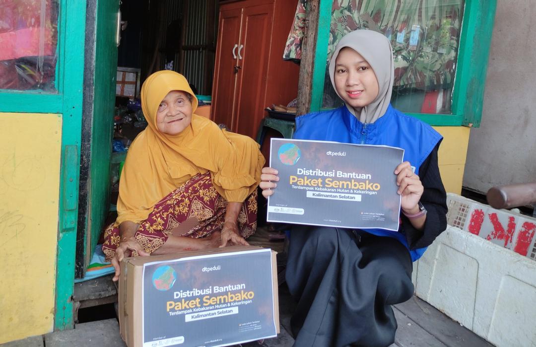 Tangguh di Usia 80 Tahun, Nenek Zaitun Penjual Roti Sebatang Kara Terima Bantuan DT Peduli Kalsel
