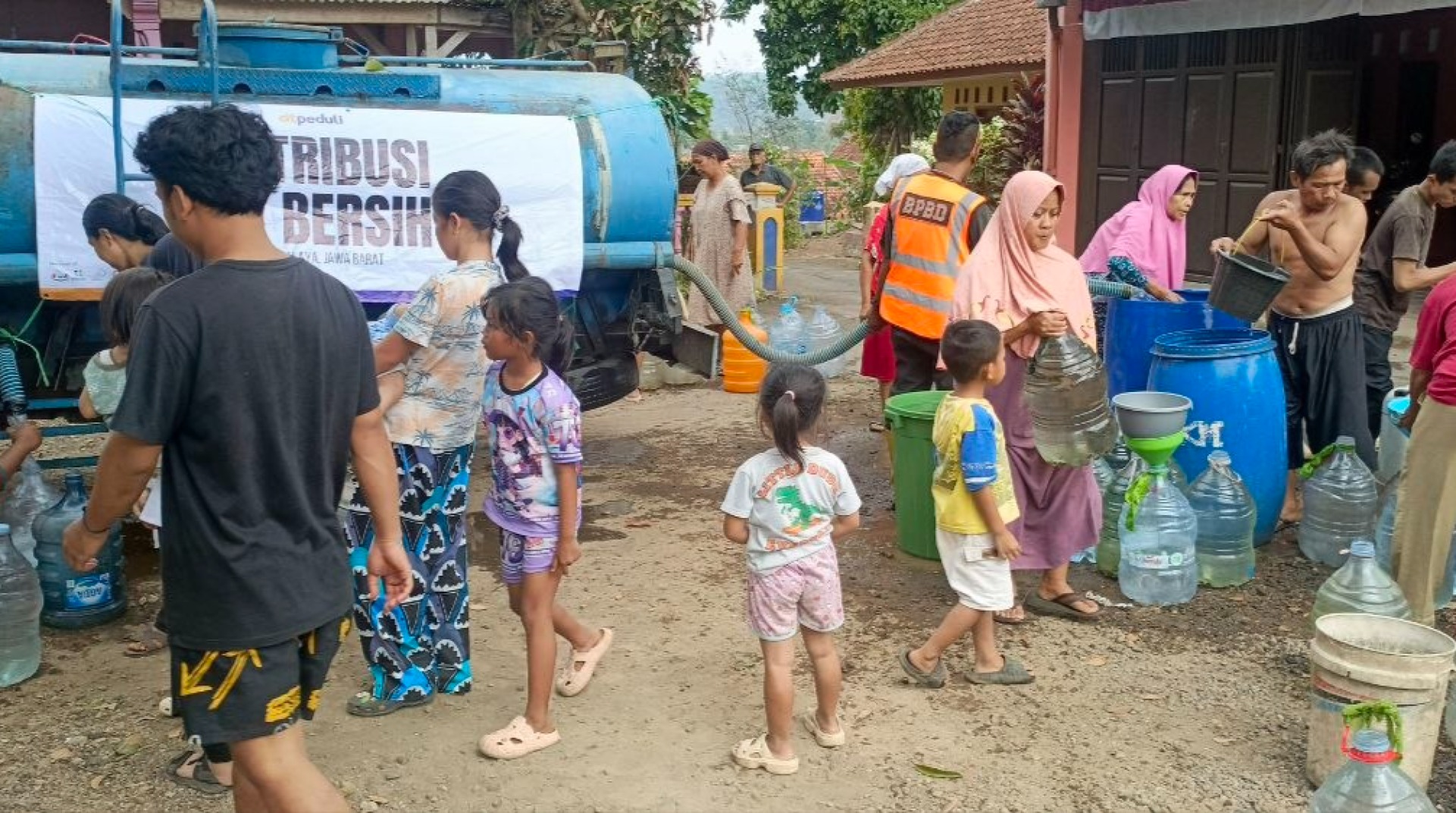 Kekeringan Meluas, DT Peduli Tasikmalaya dan BPBD Salurkan 58.000 Liter Air Bersih 