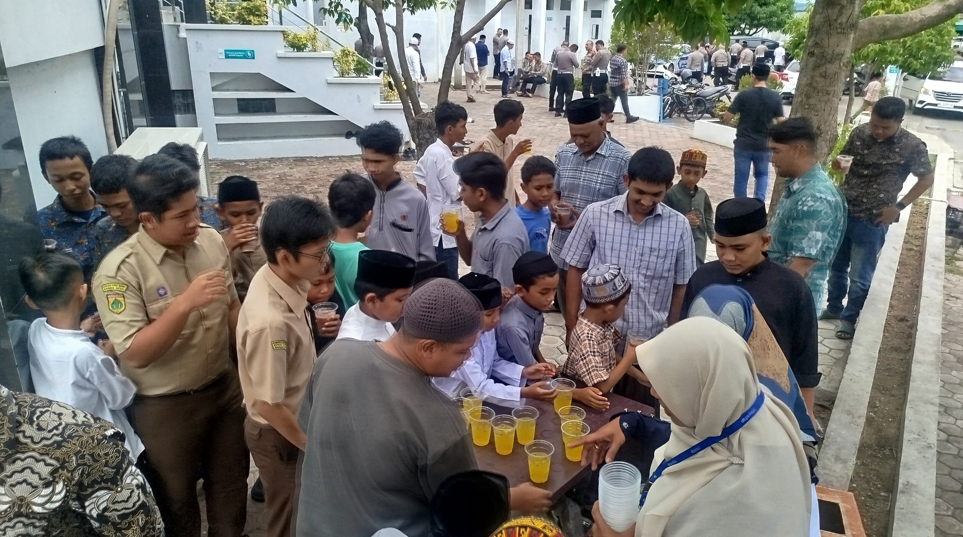 DT Peduli Aceh Gelar Jumat Berkah dengan Berbagi Air Segar di Masjid Baiturrahmah