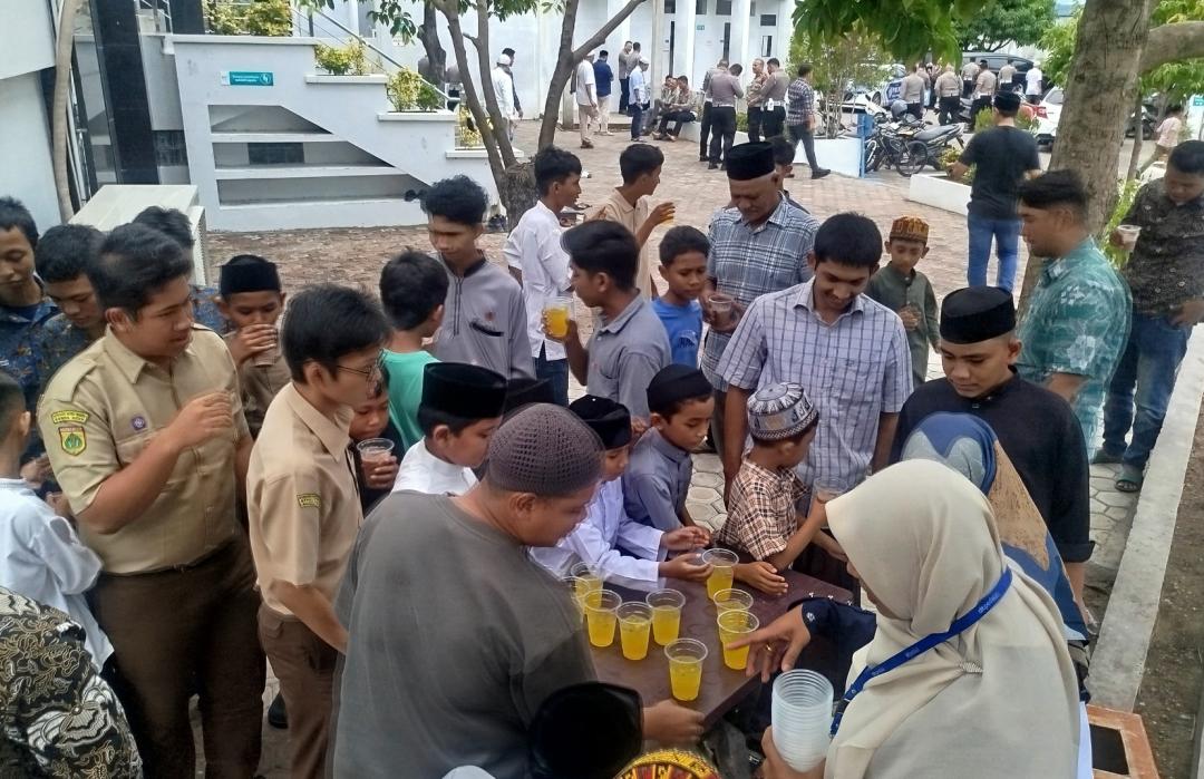 DT Peduli Aceh Gelar Jumat Berkah dengan Berbagi Air Segar di Masjid Baiturrahmah
