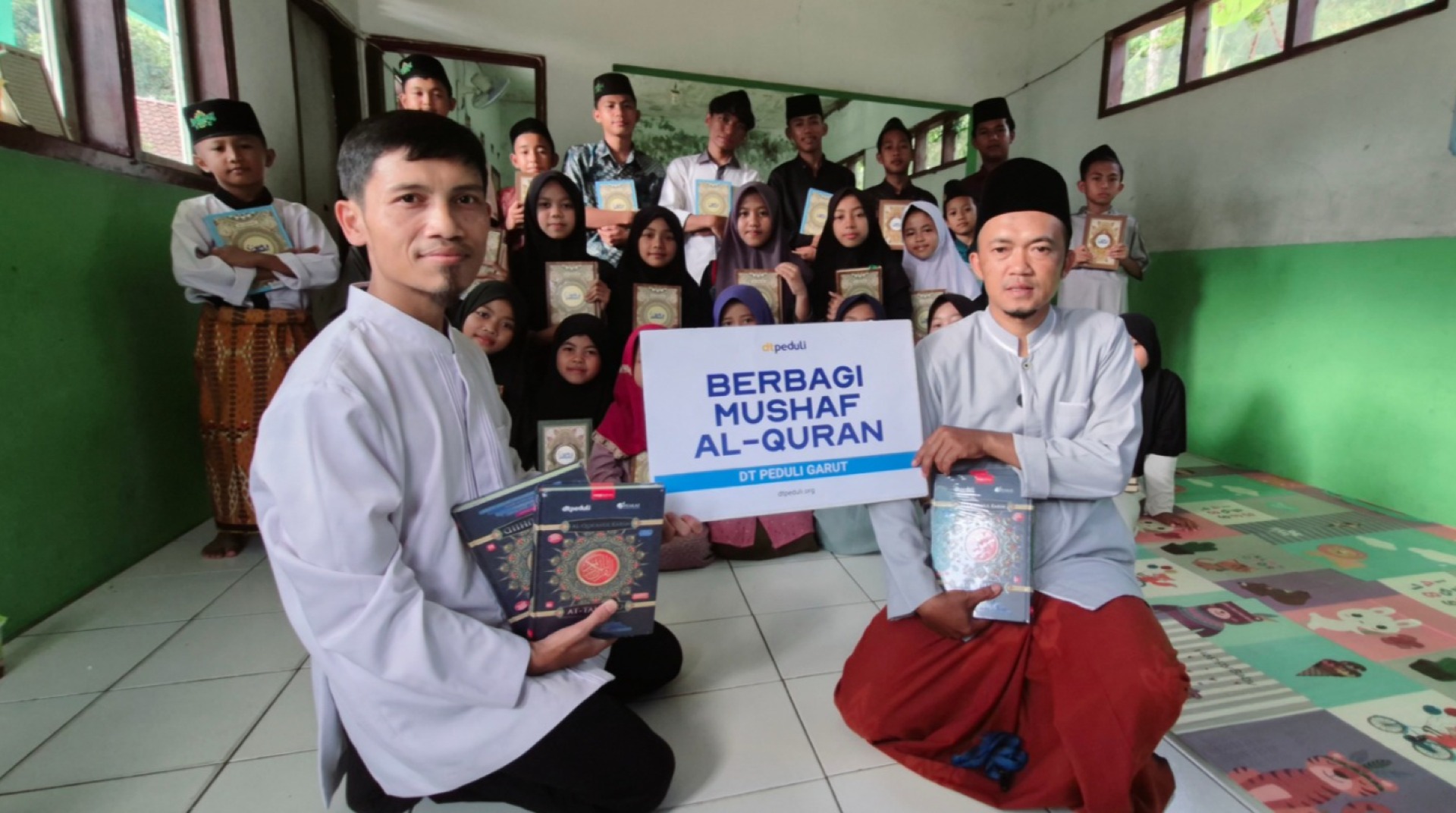 DT Peduli Garut Bersama LAZ Yuk Peduli Salurkan Al-Qur’an ke Madrasah Hidayatussifa