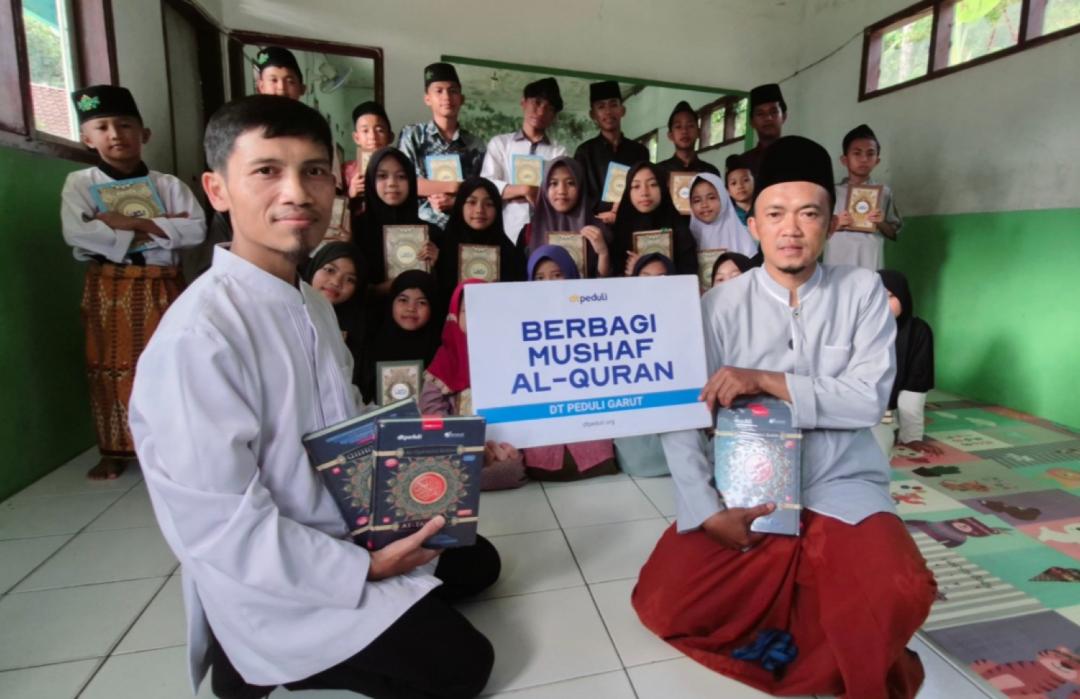 DT Peduli Garut Bersama LAZ Yuk Peduli Salurkan Al-Qur’an ke Madrasah Hidayatussifa