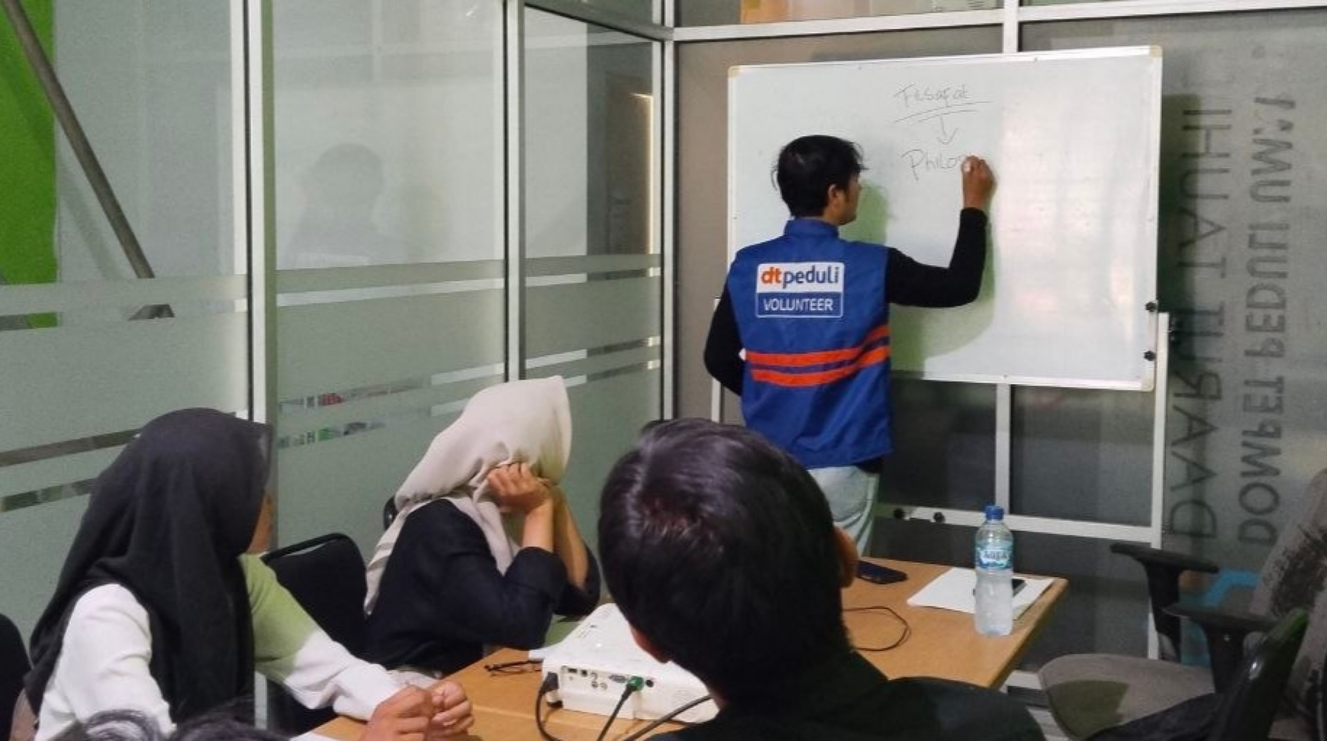 DT Peduli Bekasi Bekali Penerima Beasiswa dengan Keterampilan Digital dan Motivasi