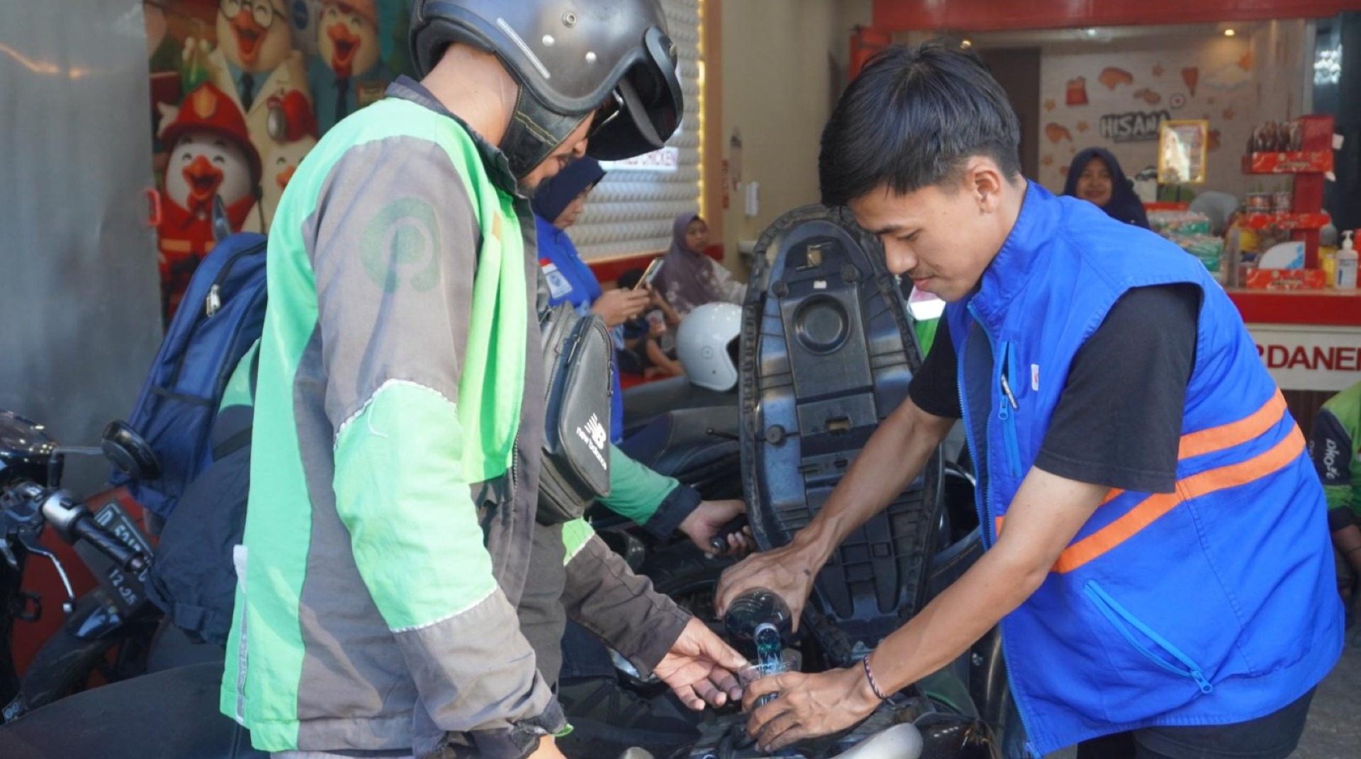 DT Peduli Sulsel Salurkan BBM dan Paket Makanan untuk Pengemudi Ojol