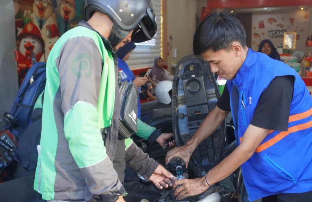 DT Peduli Sulsel Salurkan BBM dan Paket Makanan untuk Pengemudi Ojol