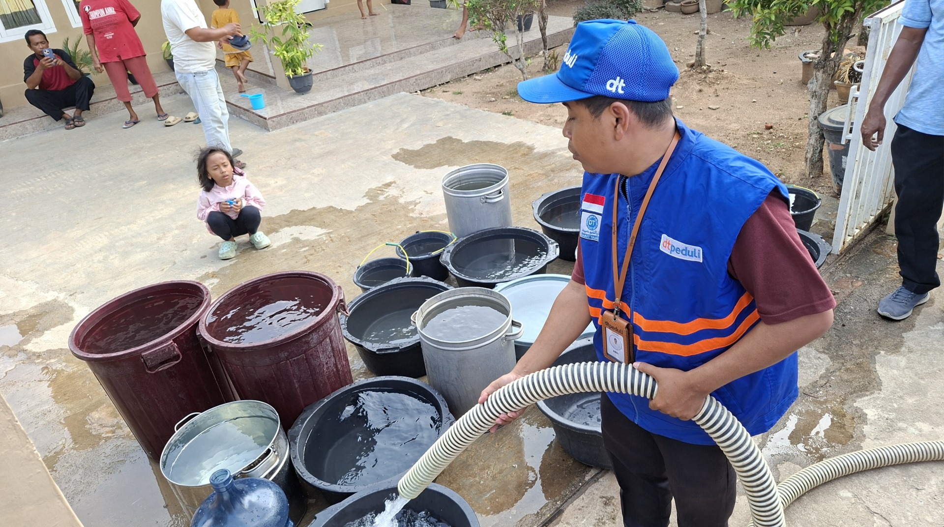 Sumur Warga Mengering, DT Peduli Metro Kembali Kirim 5.000 Liter Air Bersih