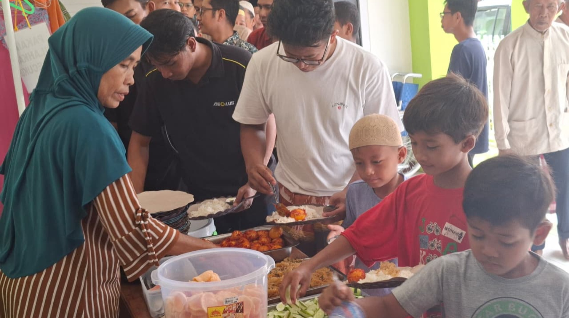 Program Jumat Berkah DT Peduli Metro Sasar Jamaah dan Warga Sekitar Masjid Al-Hidayah
