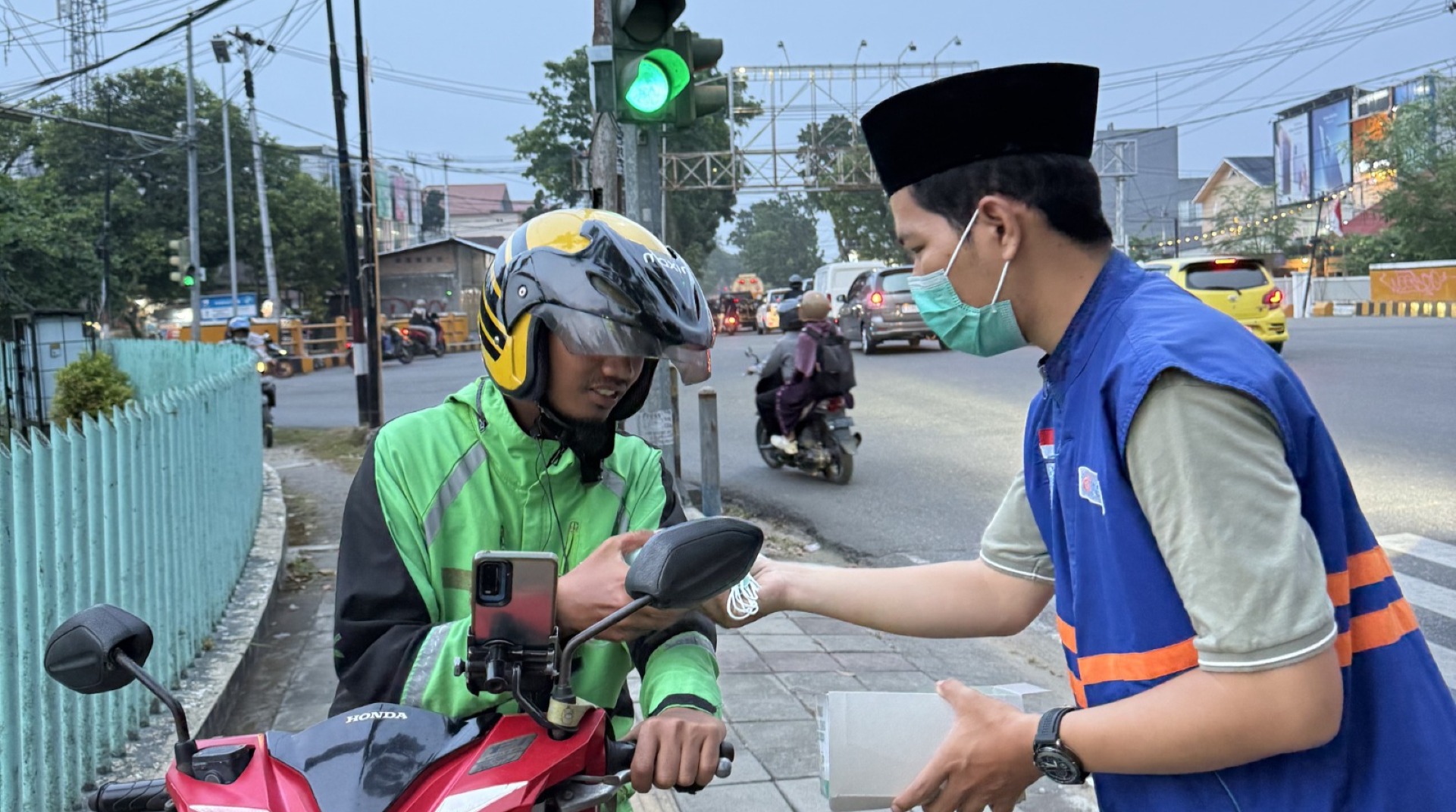 Di Tengah Udara Tak Sehat, DT Peduli Sumbar Bagikan 1.250 Masker untuk Warga