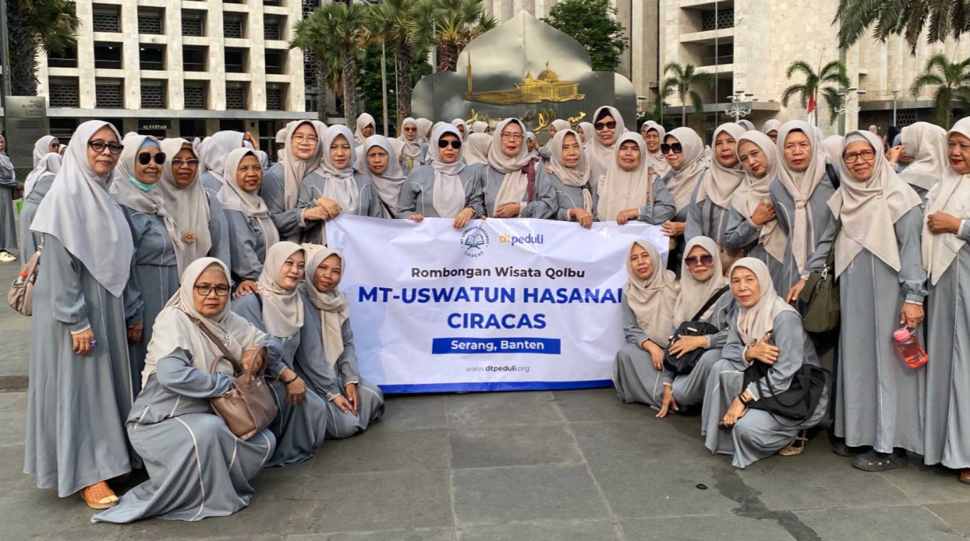 DT Peduli Serang Dampingi Majelis Taklim Uswatun Hasanah dalam Wisata Qolbu ke Masjid Istiqlal