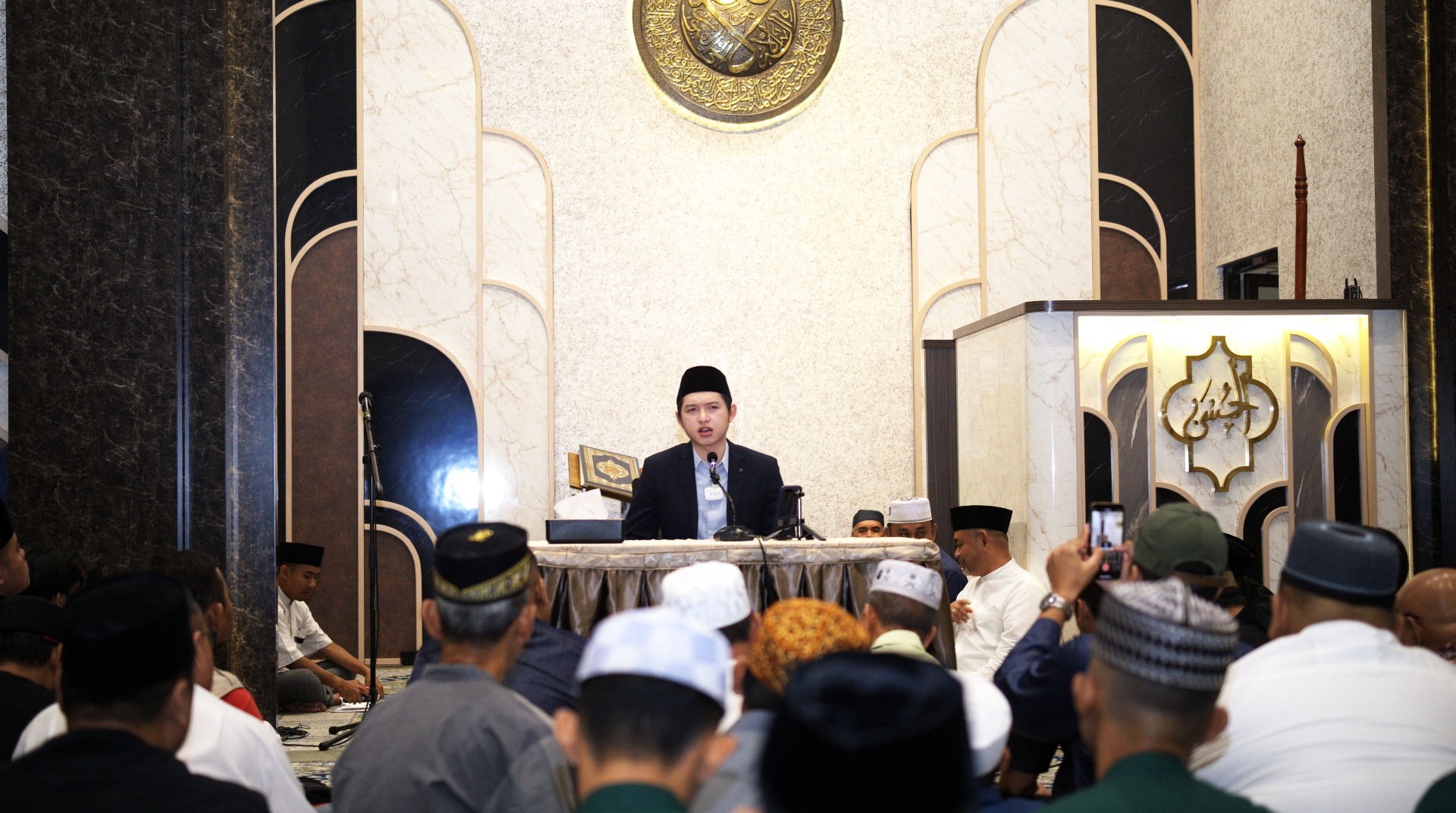 DT Peduli Riau dan Koh Dennis Lim Ajak 1.800 Jamaah Menata Diri hingga Menggerakkan Masjid